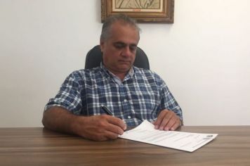 Prefeito assina adesão a consórcio para compra de vacinas contra o Covid-19