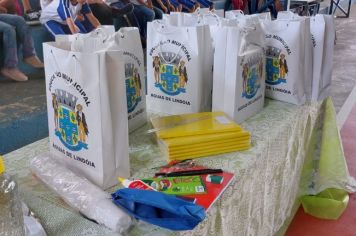 Prefeitura realiza entrega de Kits Escolares com material