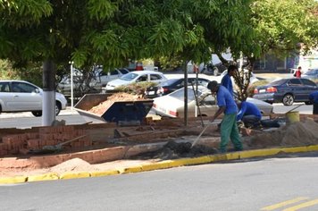 Prefeitura retoma obra de revitalização da Praça Valdir Gomes de Morais e realiza recape na Rua Rio Grande do Norte