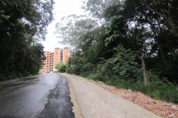 Toninho Nogueira vistoria os serviços de construção do calçadão no Bairro dos Moreiras