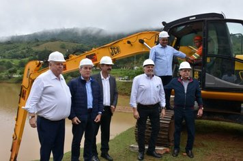 Começa limpeza e desassoreamento do Lago do Cavalinho Branco