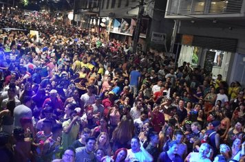 Trios elétricos, desfile de blocos e matinês itinerantes agitam Carnaval Família de Águas de Lindoia