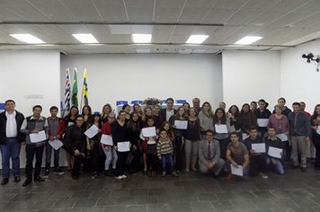 Prefeito entrega certificados de cursos profissionalizantes