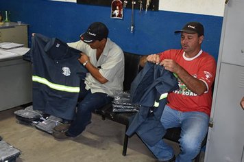 Prefeitura entrega cerca de 150 uniformes aos trabalhadores de manutenção e limpeza pública