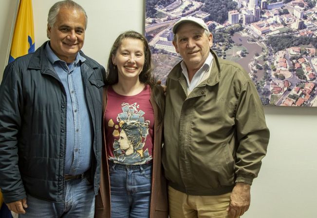 Prefeito recebe pesquisadora da UFPR para projetar exposição sobre a cientista Marie Curie