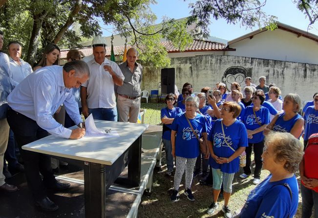 Prefeito assina ordem de serviço e obras de novo Centro de Convivência do Idoso começam na próxima semana