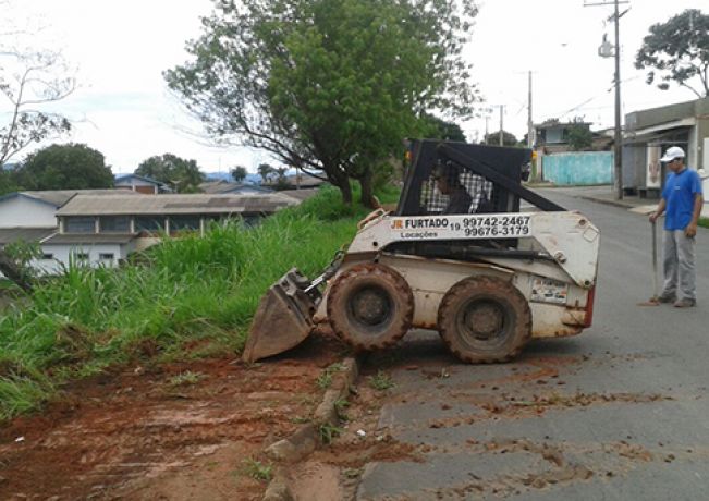 Secretaria de Obras inicia calçamento de terrenos pertencentes à Prefeitura