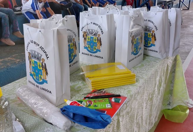 Prefeitura realiza entrega de Kits Escolares com material