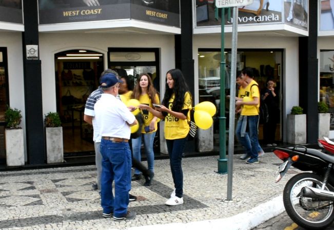 Maio Amarelo: jovens vão às ruas para conscientizar motoristas