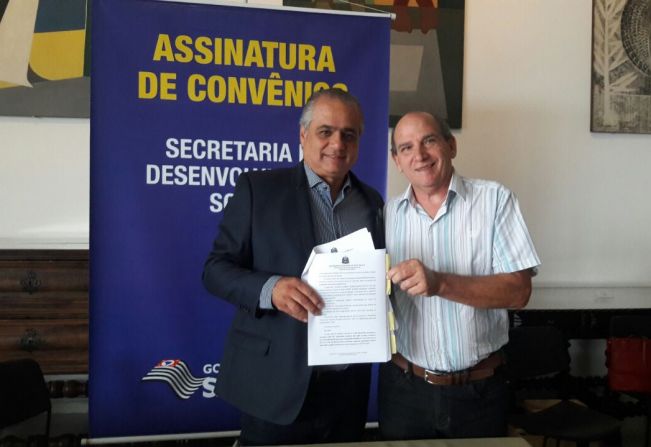 Prefeito assina convênio para construção de Centro de Convivência do Idoso