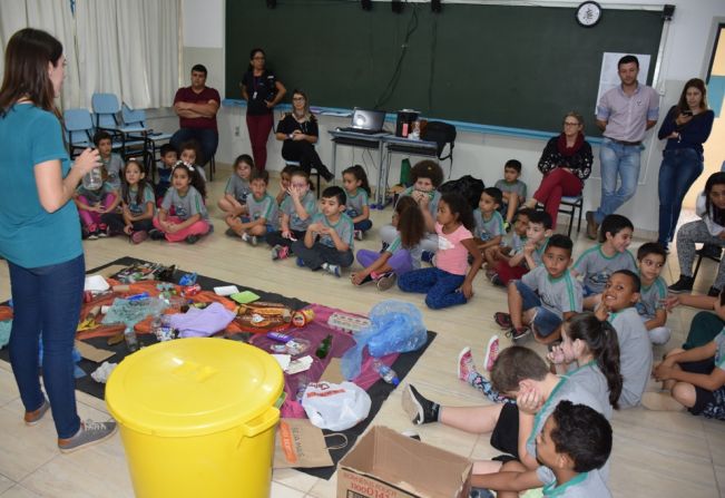 Alunos das escolas municipais participam de palestra sobre coleta seletiva de lixo