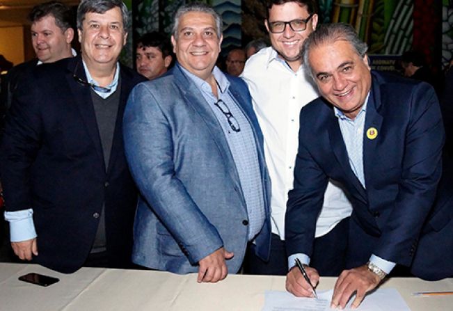 Prefeito assina convênio de R$ 150 mil para reformas no Ginásio de Esportes