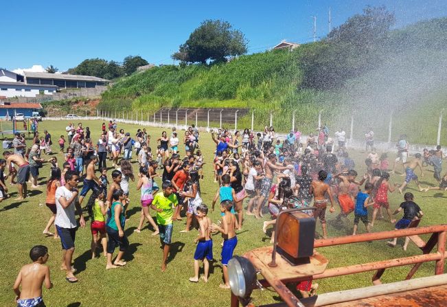 Mais de mil pessoas acompanham chegada do Papai Noel em Águas de Lindoia