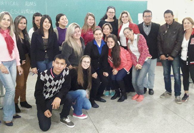 Primeira-dama visita cursos profissionalizantes na Escola Geraldo Mantovani