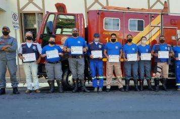 Voluntários da Defesa Civil recebem certificado de curso de combate de incêndio