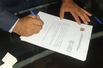 Prefeito Gil Helou assina documento para construção de 50 casas populares